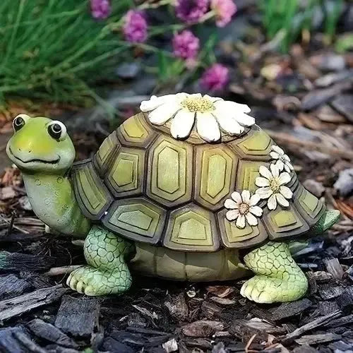 Estatua de tortuga con margaritas