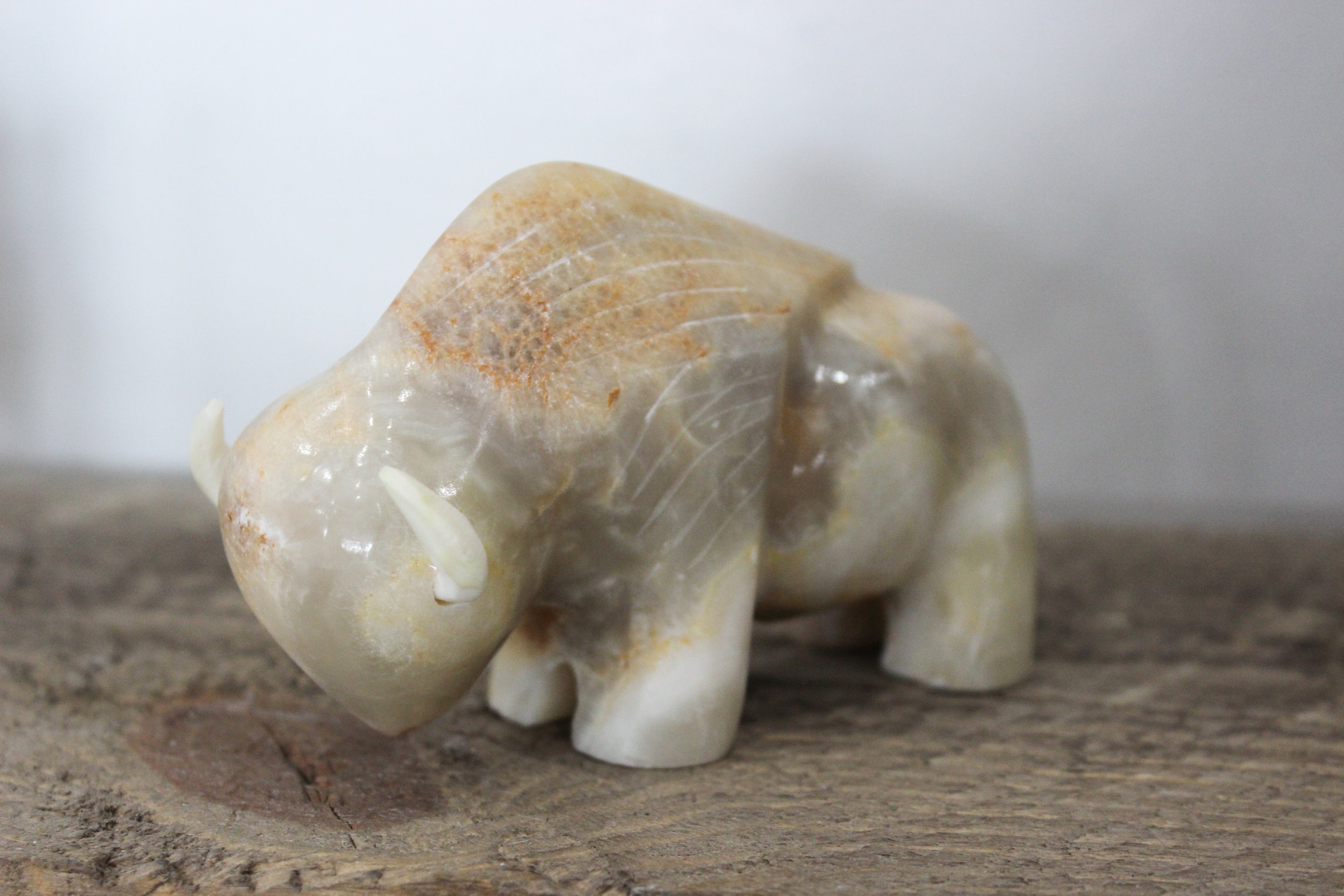 Búfalo de mármol de 6''