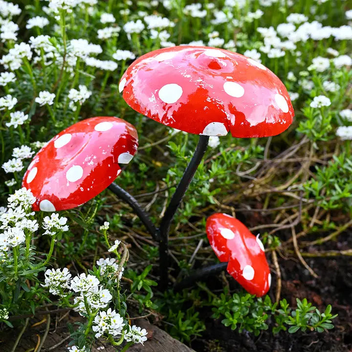 Hongos rojos de metal reciclado