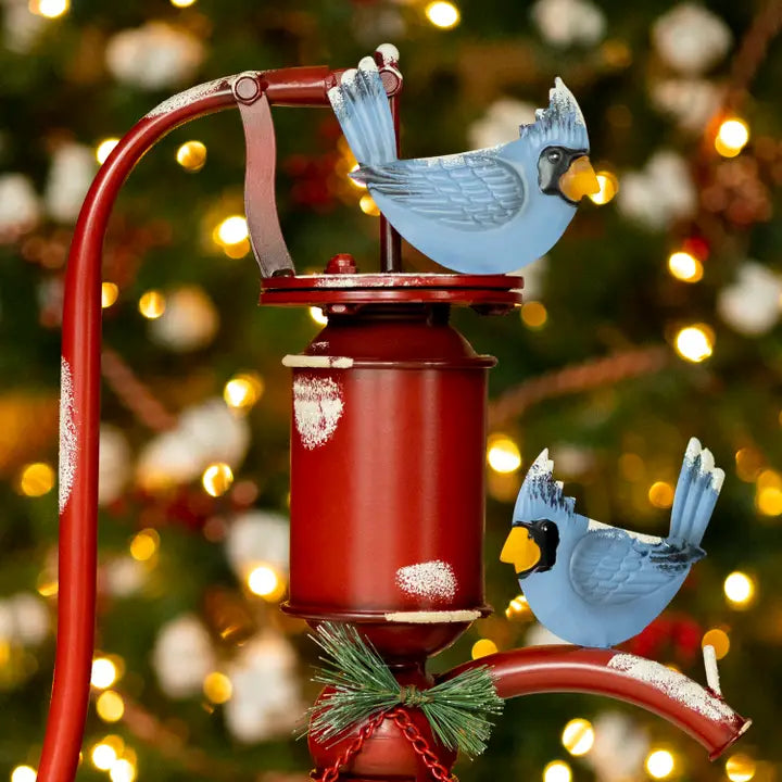 Bomba de agua de hierro rojo de estilo antiguo con letrero de "Feliz Navidad"