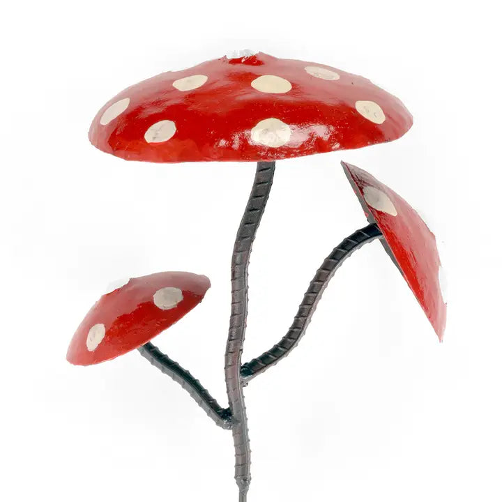Hongos rojos de metal reciclado