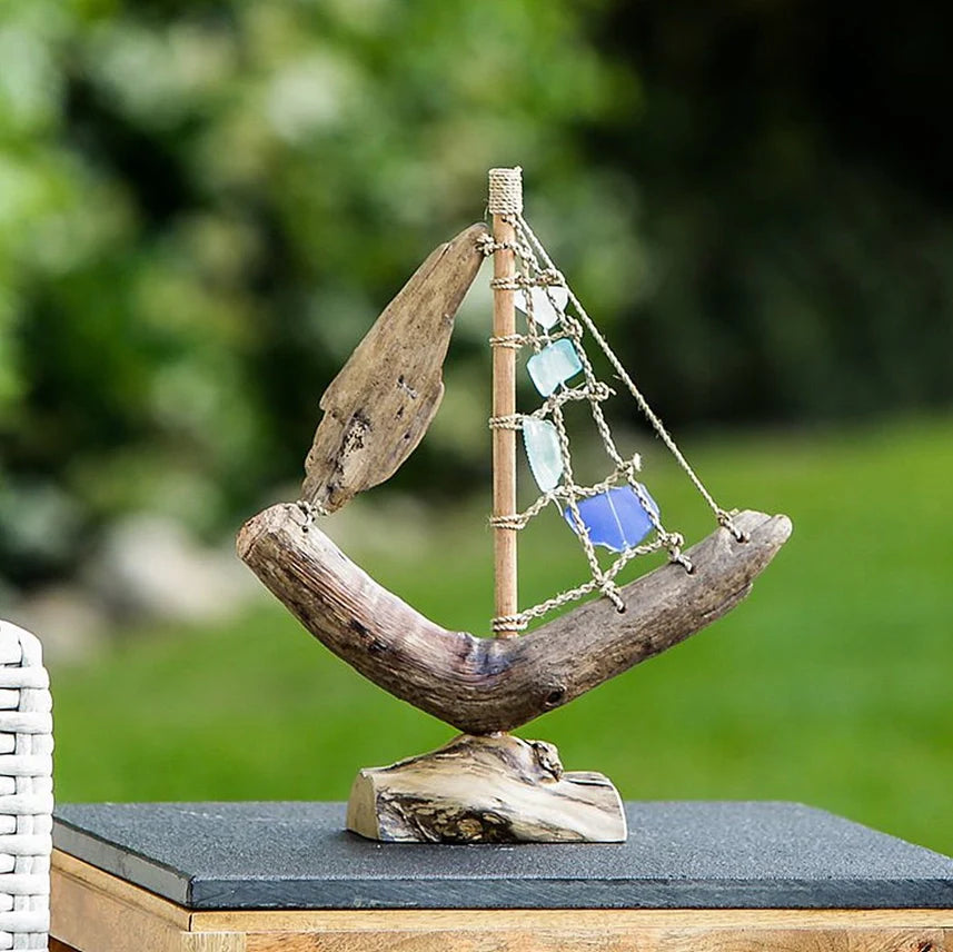 Barco de madera flotante con botellas recicladas multicolores