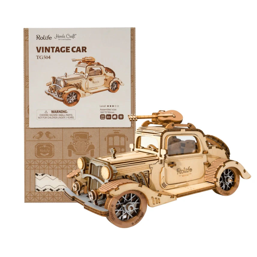 Coche clásico de madera cortado con láser en 3D