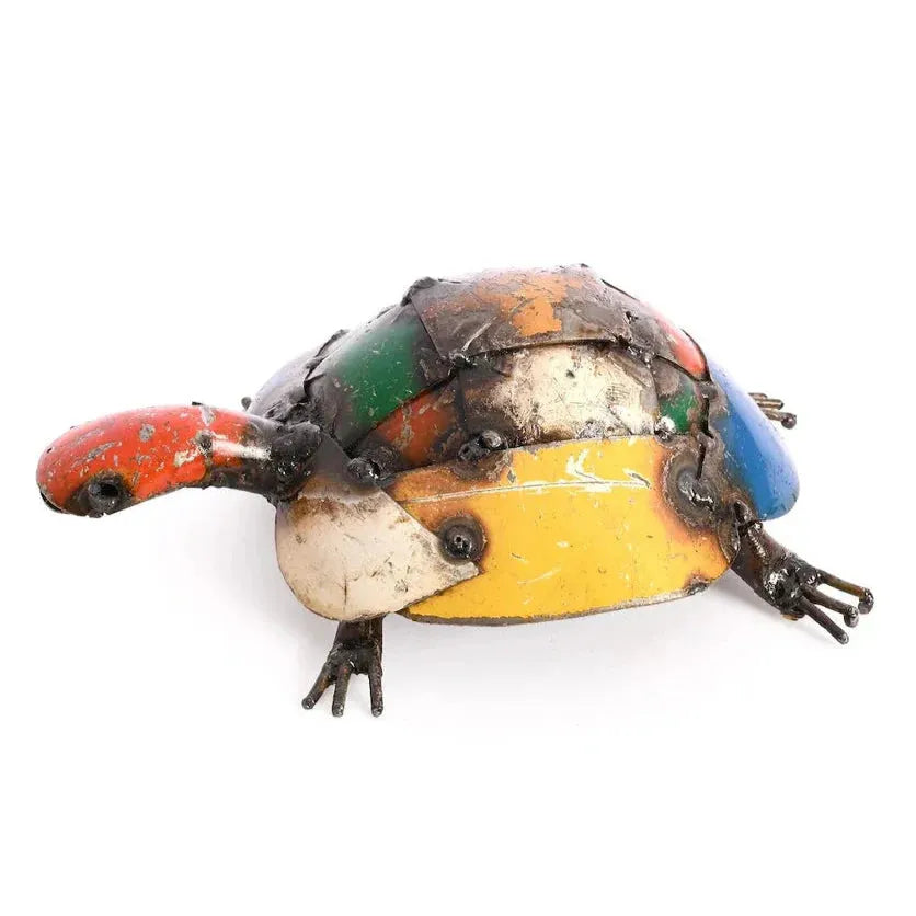 Escultura de tortuga hecha con un tambor de aceite reciclado de colores