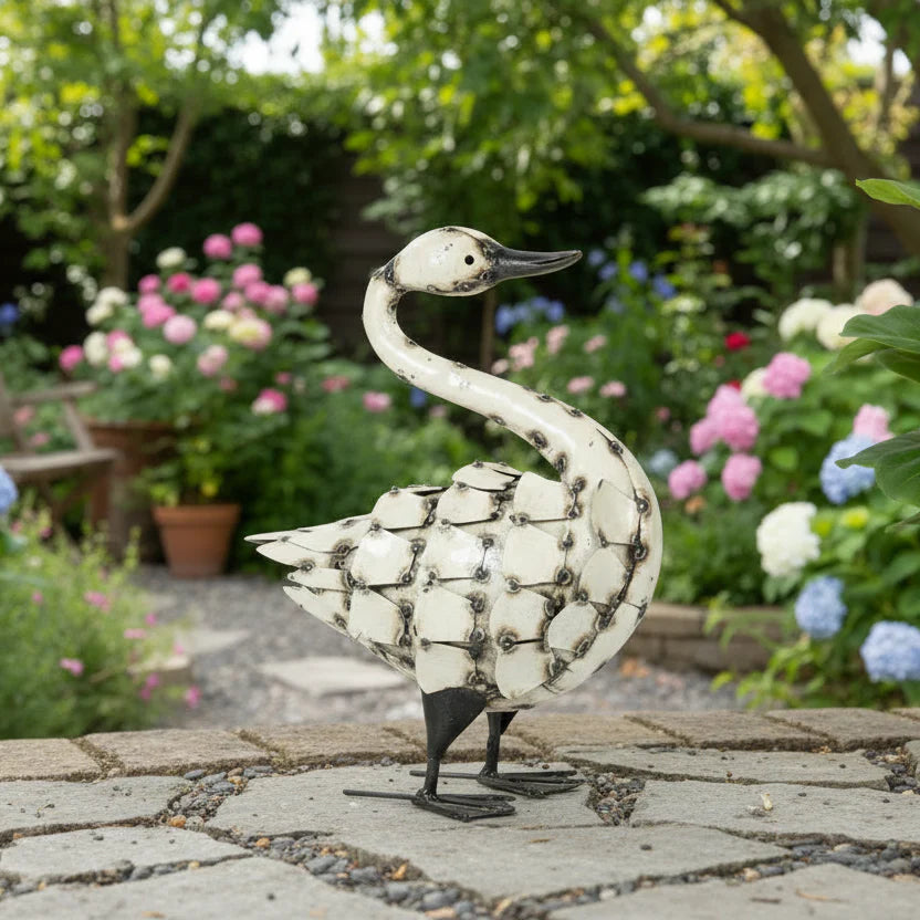 Escultura de metal reciclado de cisne emplumado