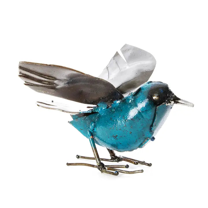 Escultura de pájaro revoloteando de metal reciclado azul