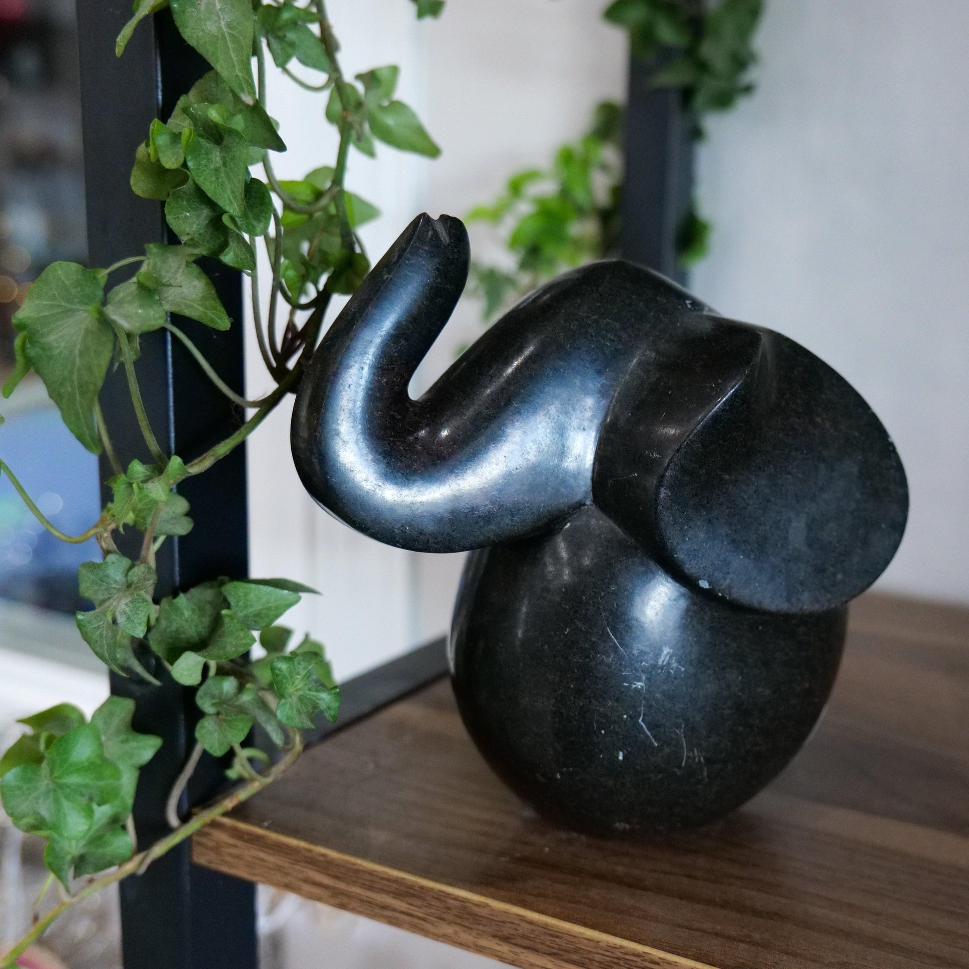 Pequeña escultura de elefante de piedra