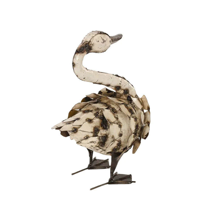 Escultura de metal reciclado de cisne emplumado