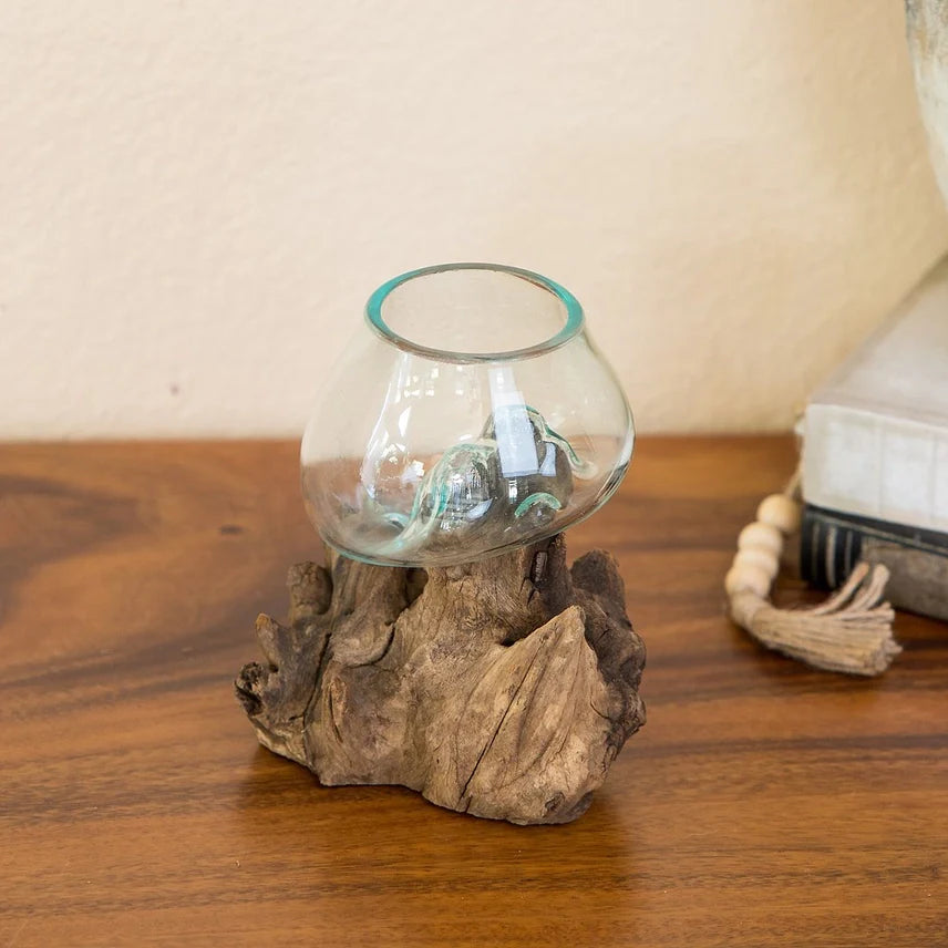 Jarrón de vidrio soplado sobre madera de chinaberry