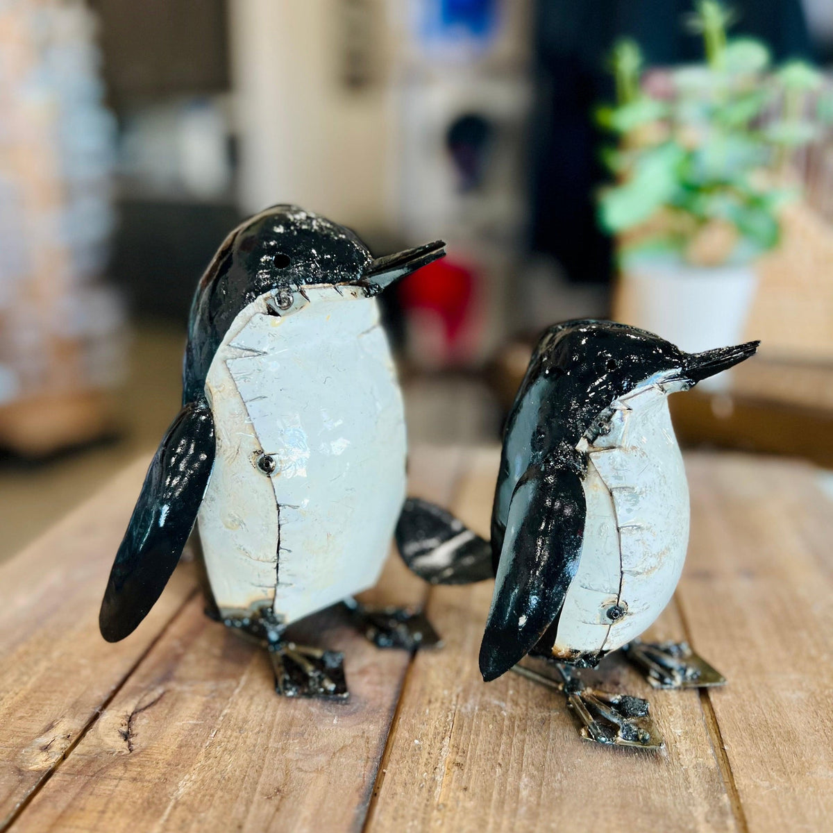 Pingüinos de metal reciclado
