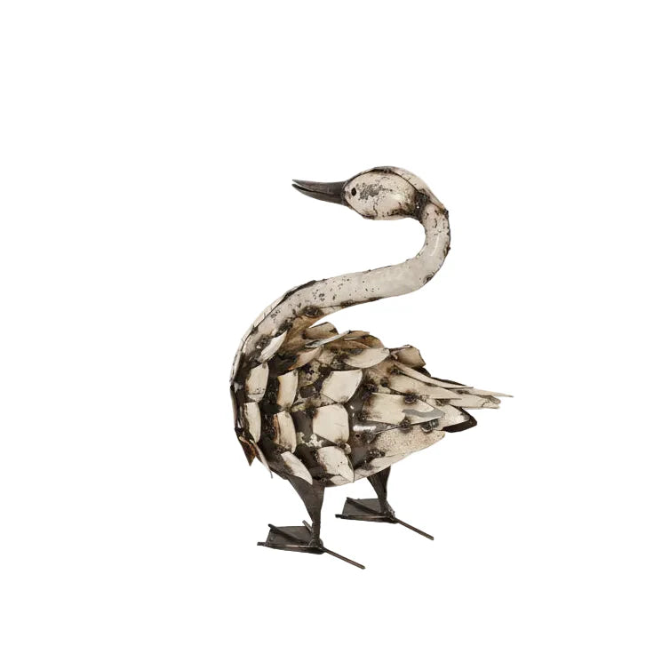 Escultura de metal reciclado de cisne emplumado