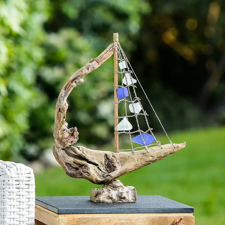 Barco de madera flotante con botellas recicladas multicolores