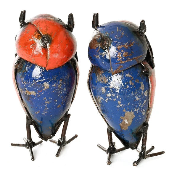 Pequeño búho de metal reciclado de colores