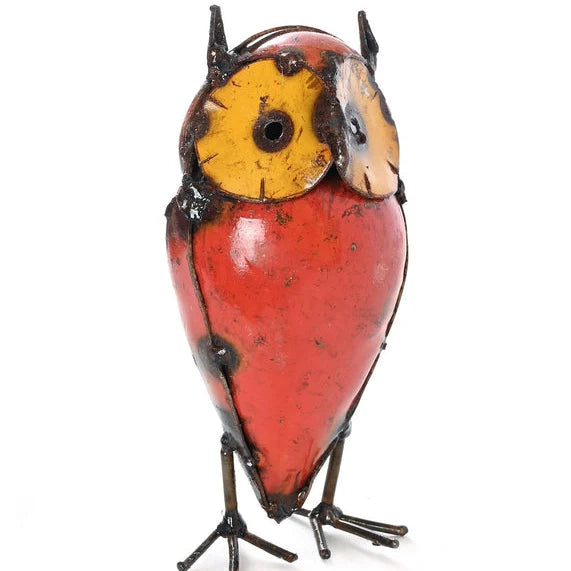 Pequeño búho de metal reciclado de colores