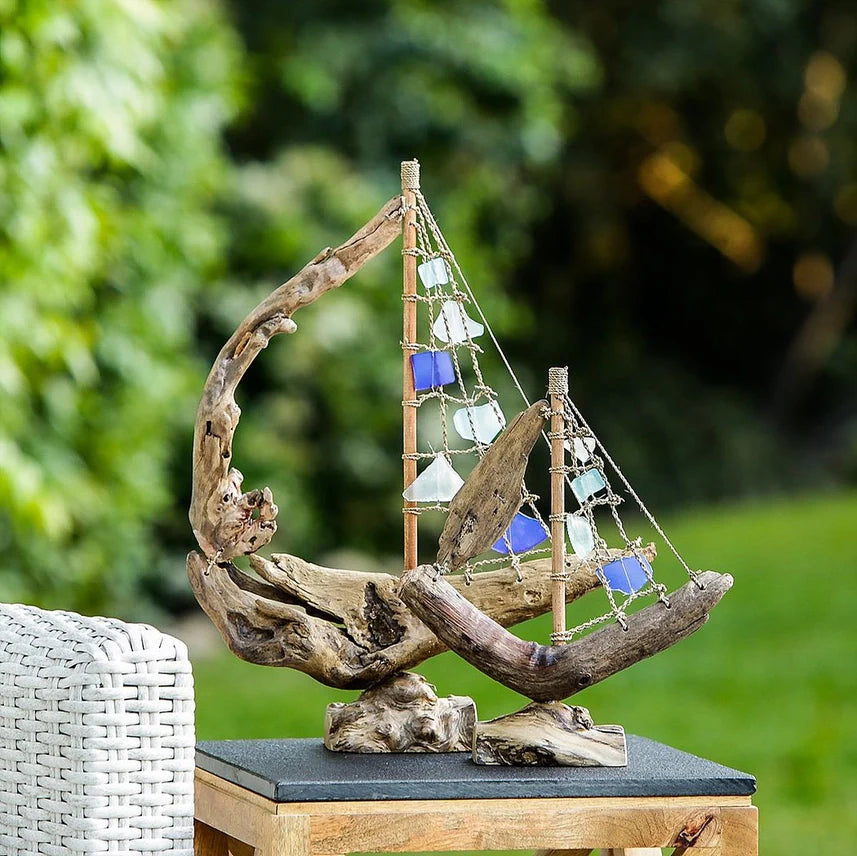 Barco de madera flotante con botellas recicladas multicolores