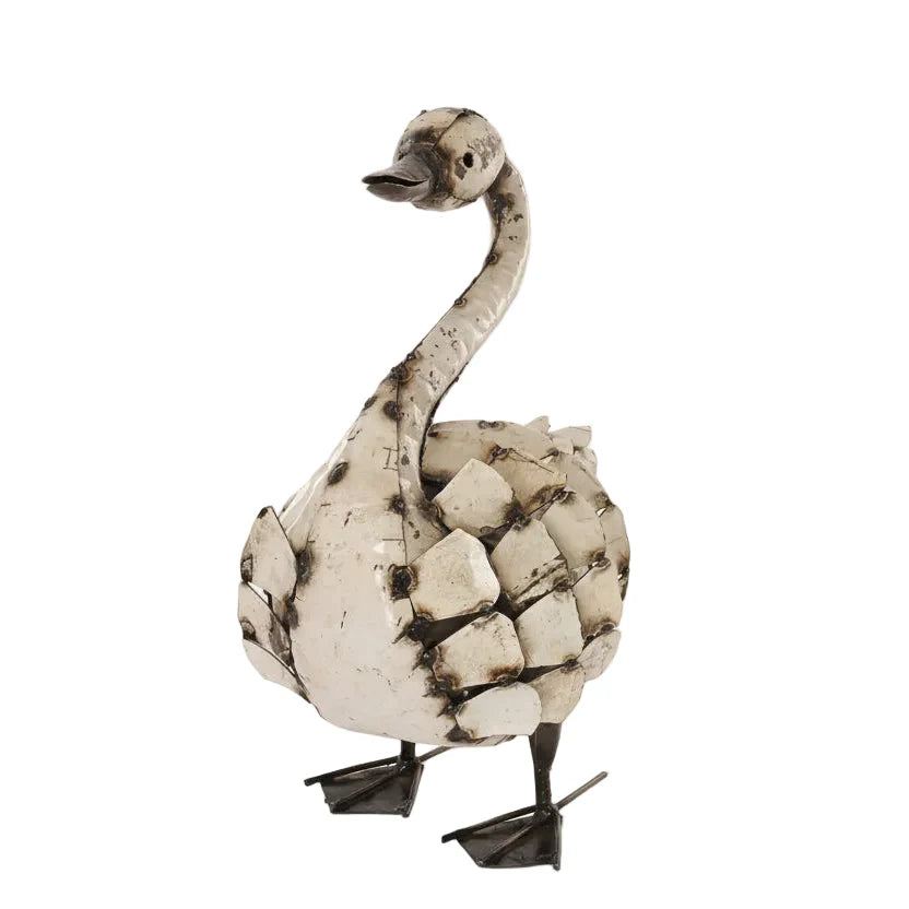 Escultura de metal reciclado de cisne emplumado