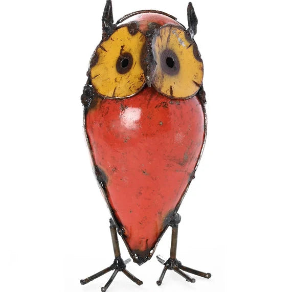 Pequeño búho de metal reciclado de colores