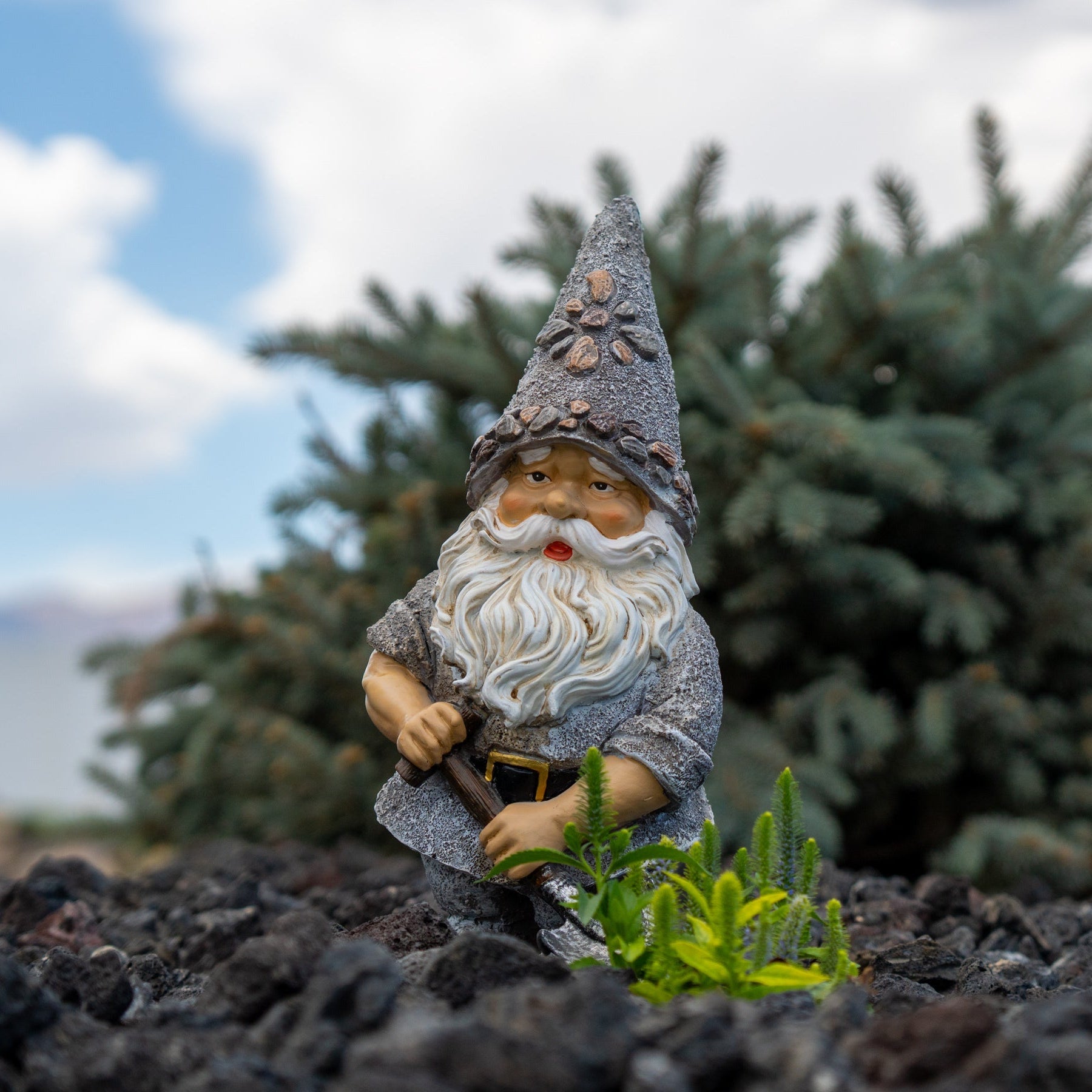 Estatua de guijarros de gnomo con pala