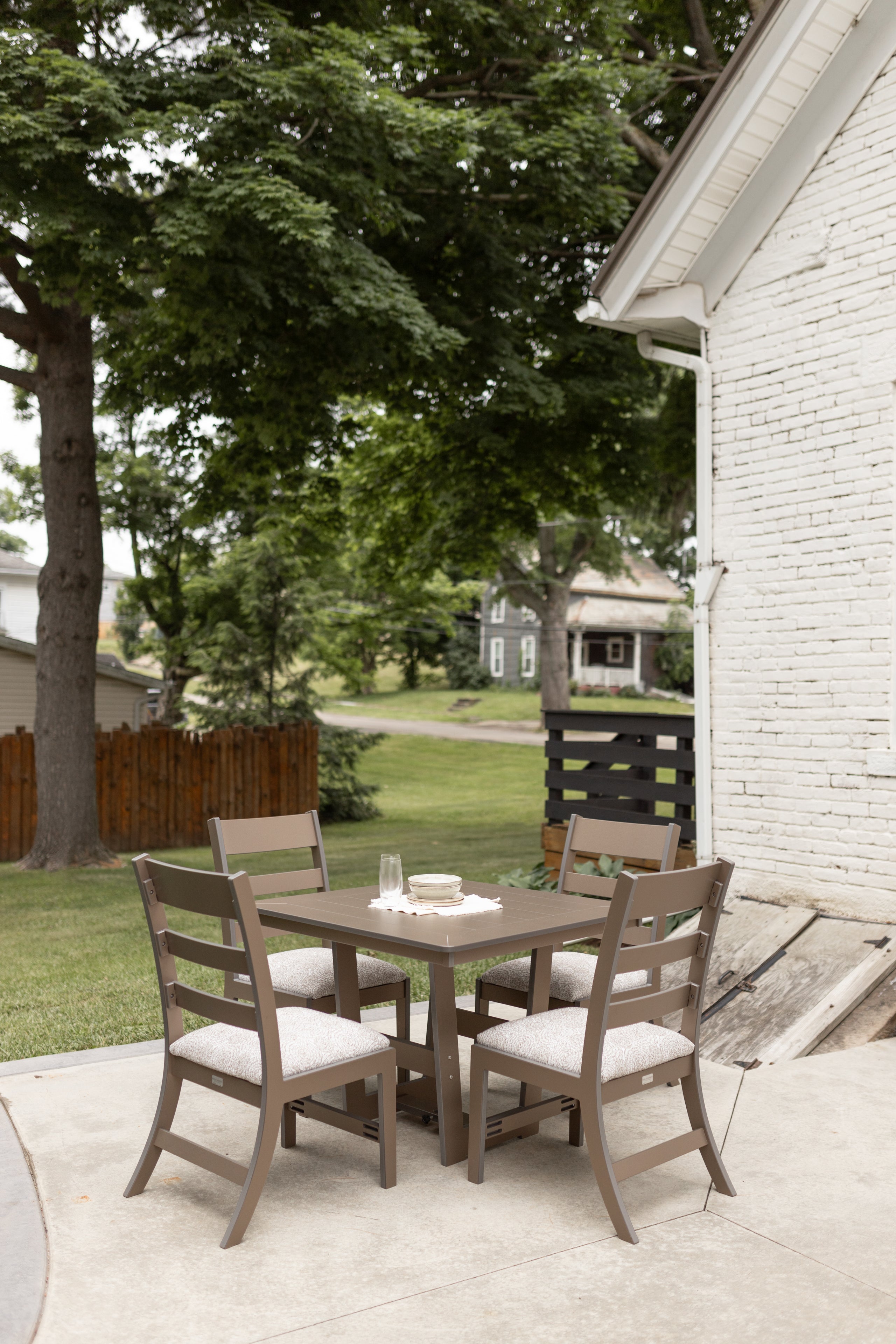 Hudson 40’’ X 40’’ Square Table