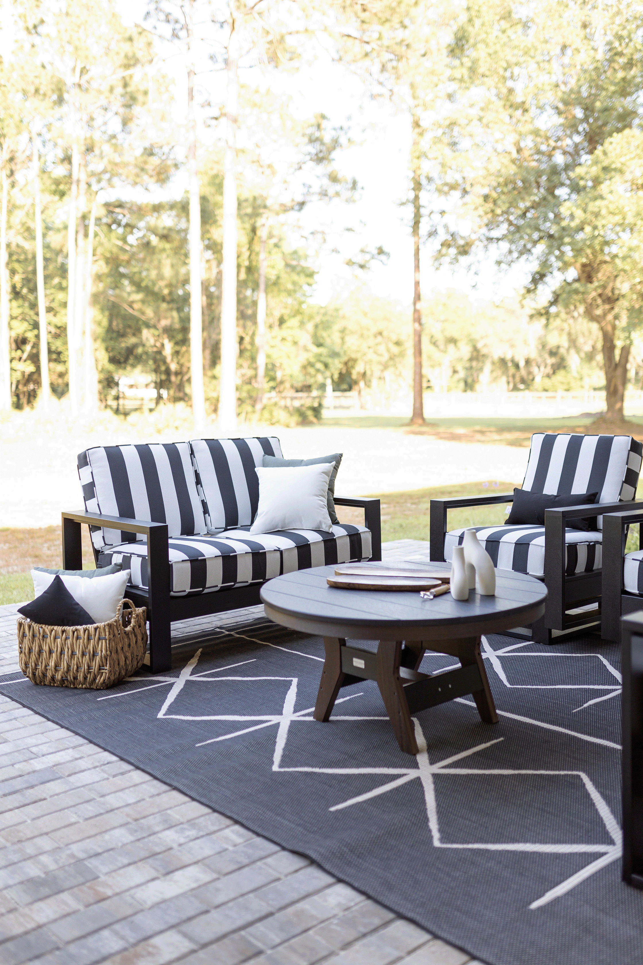 Harbor 38" Round Table