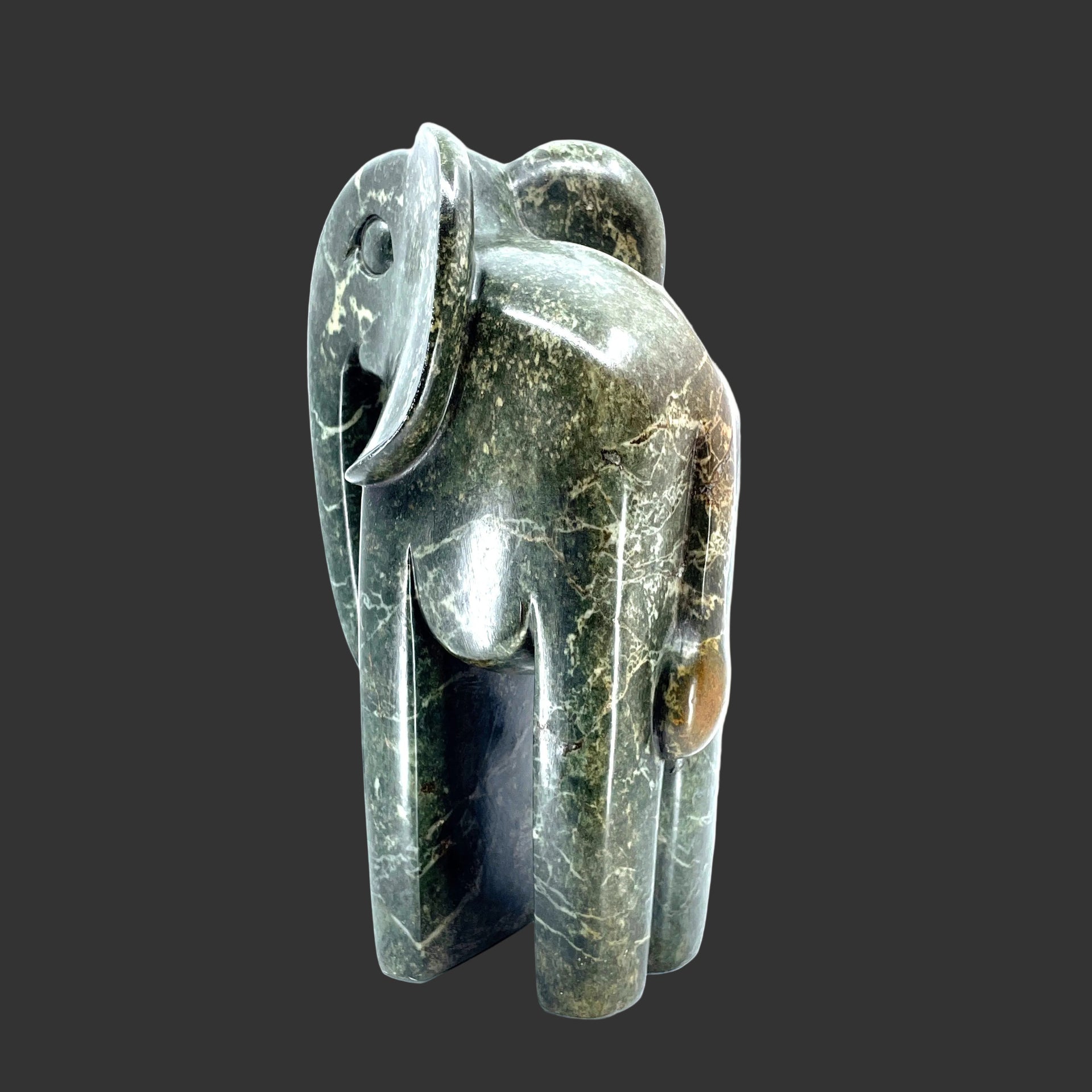 Escultura de elefante de piedra alta