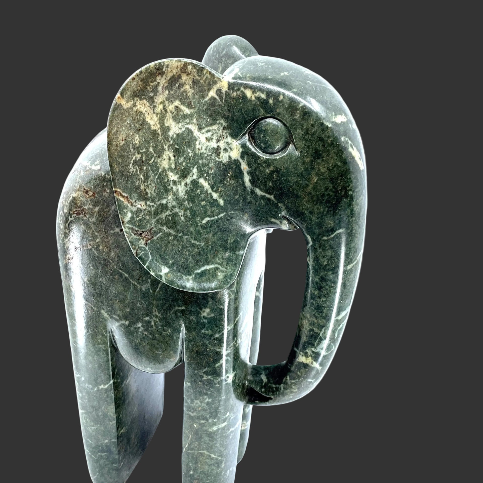 Escultura de elefante de piedra alta