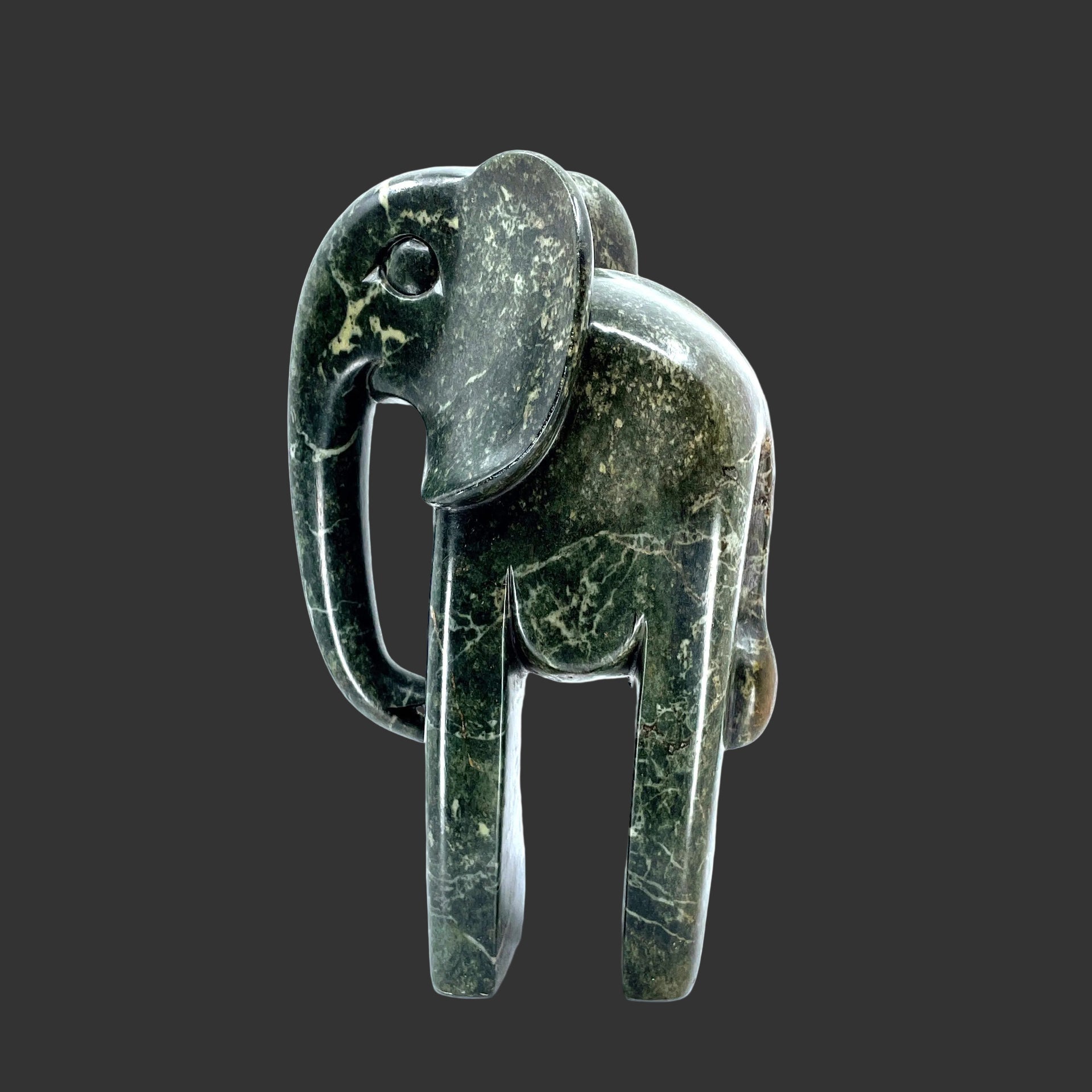 Escultura de elefante de piedra alta