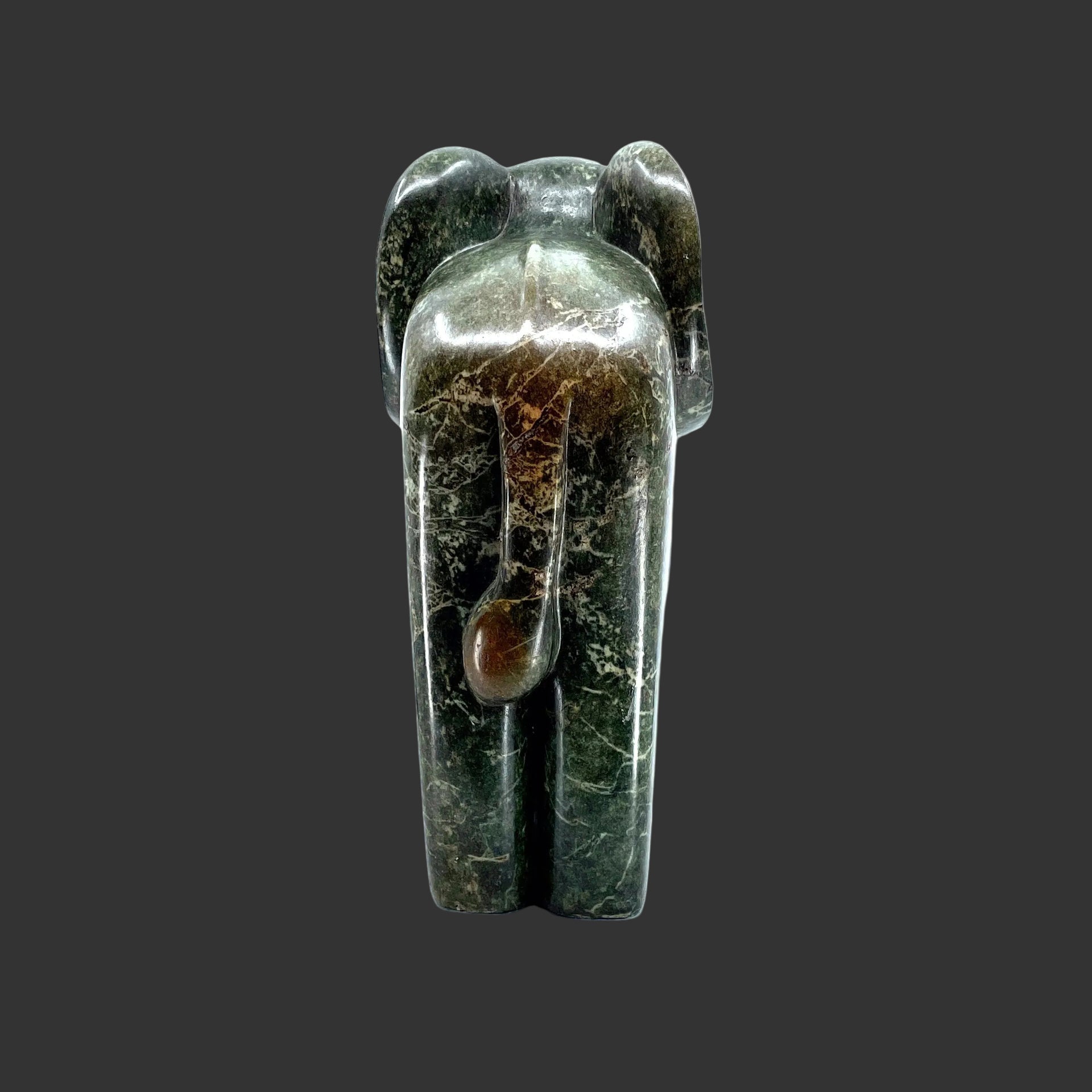 Escultura de elefante de piedra alta