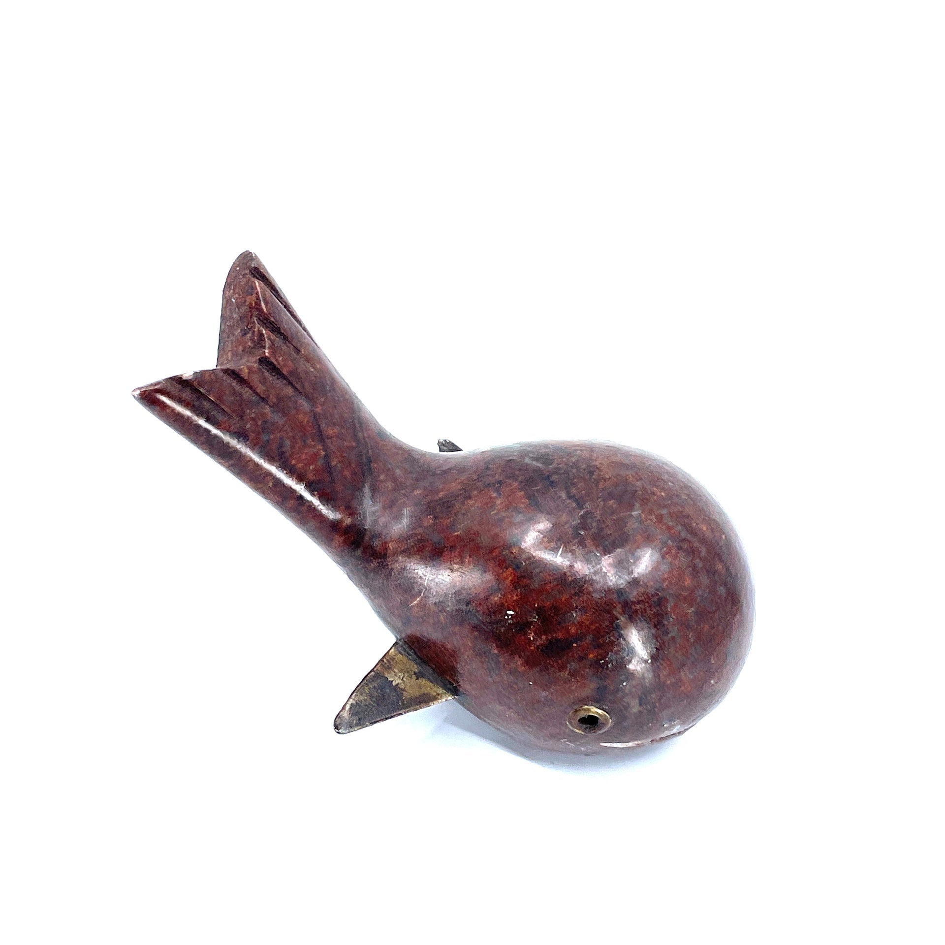 Escultura de ballena de piedra y metal