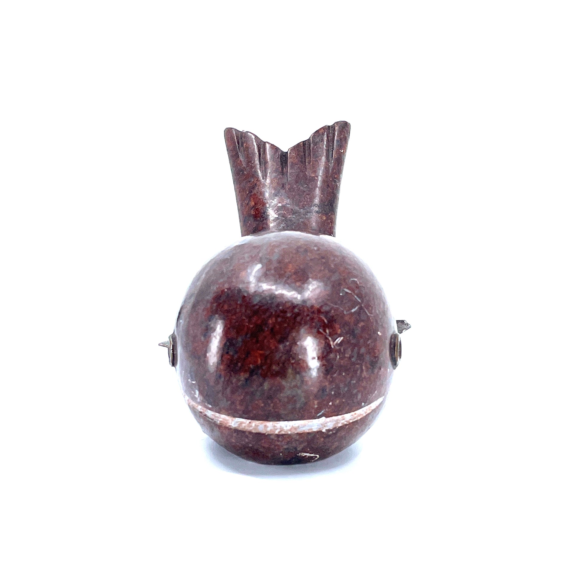 Escultura de ballena de piedra y metal