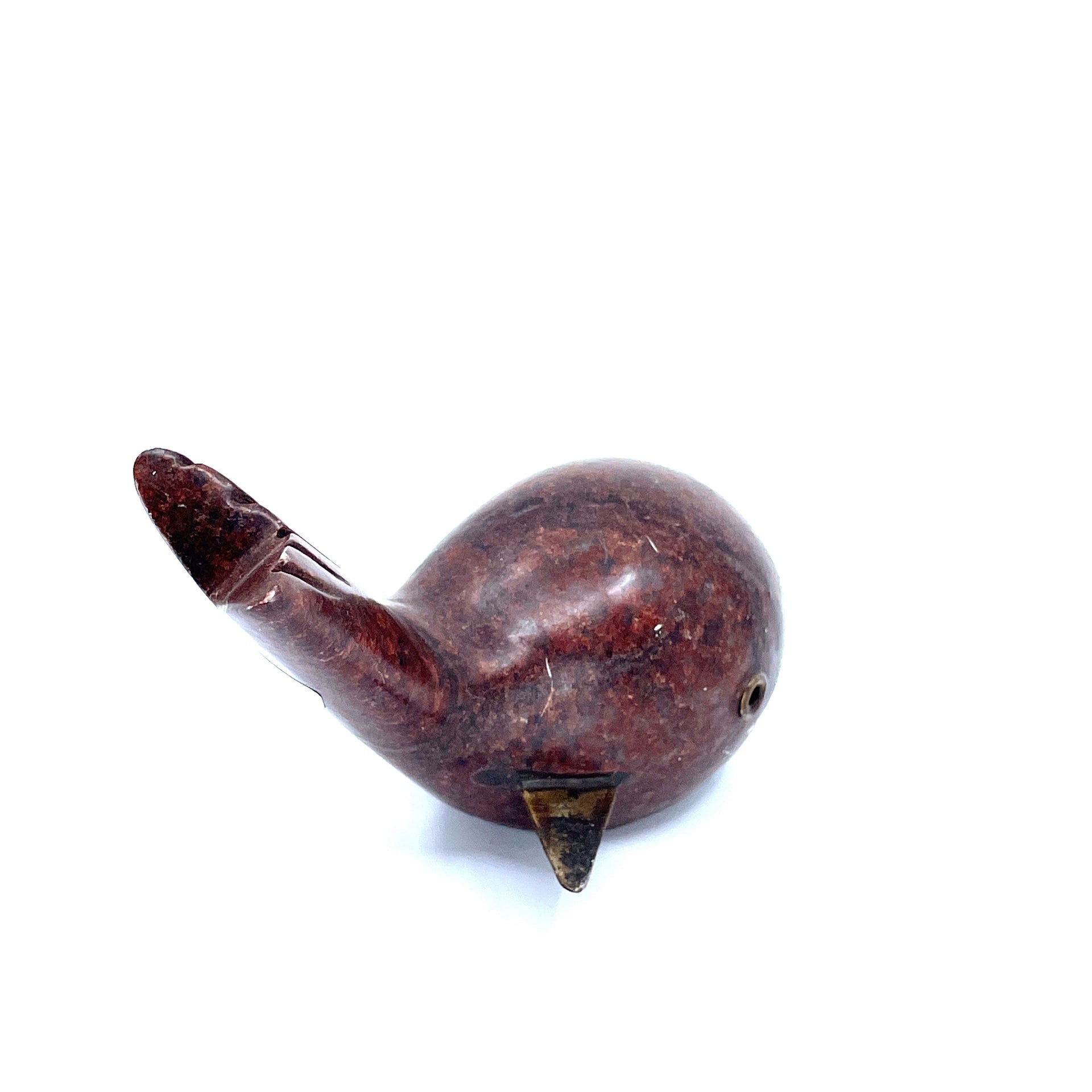 Escultura de ballena de piedra y metal