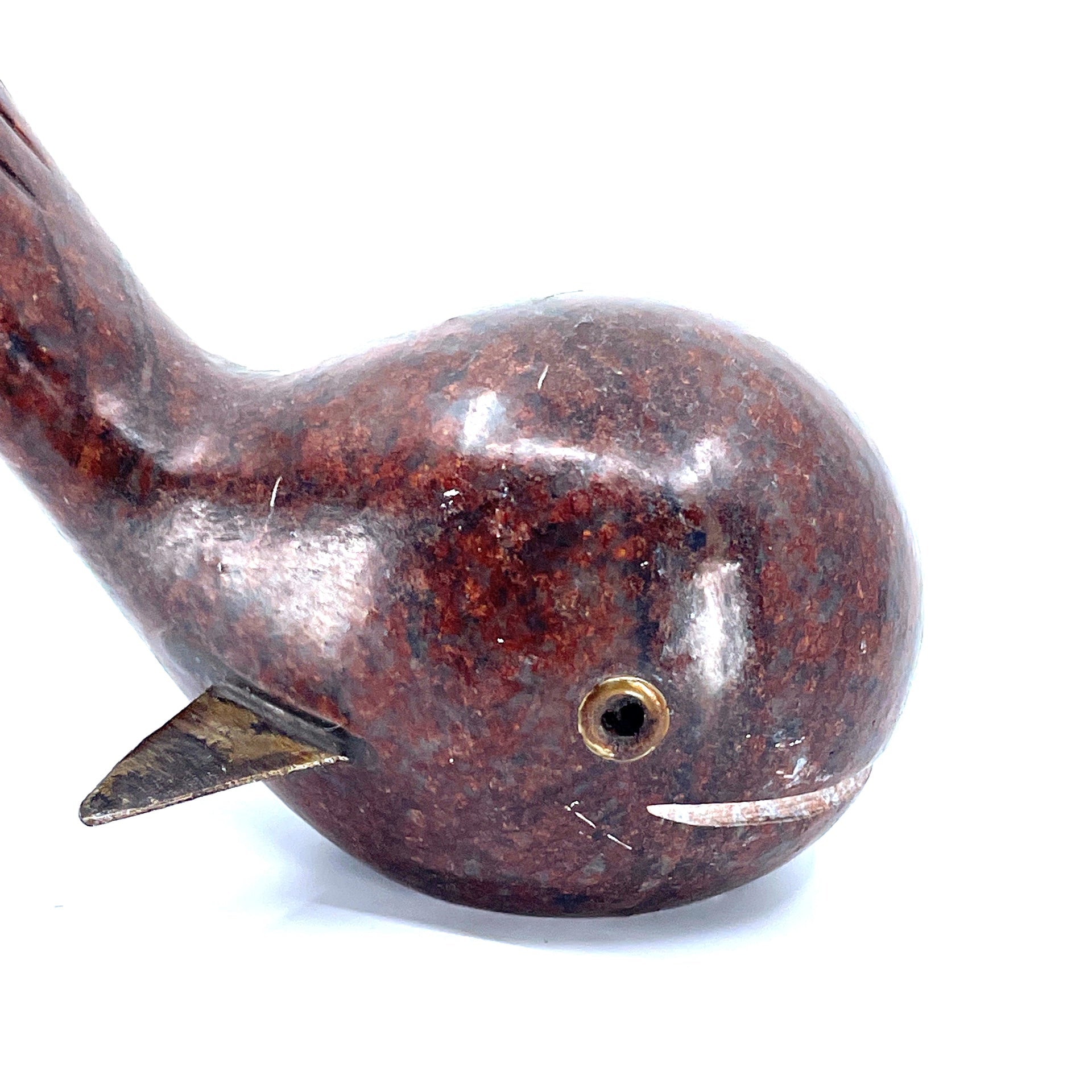 Escultura de ballena de piedra y metal