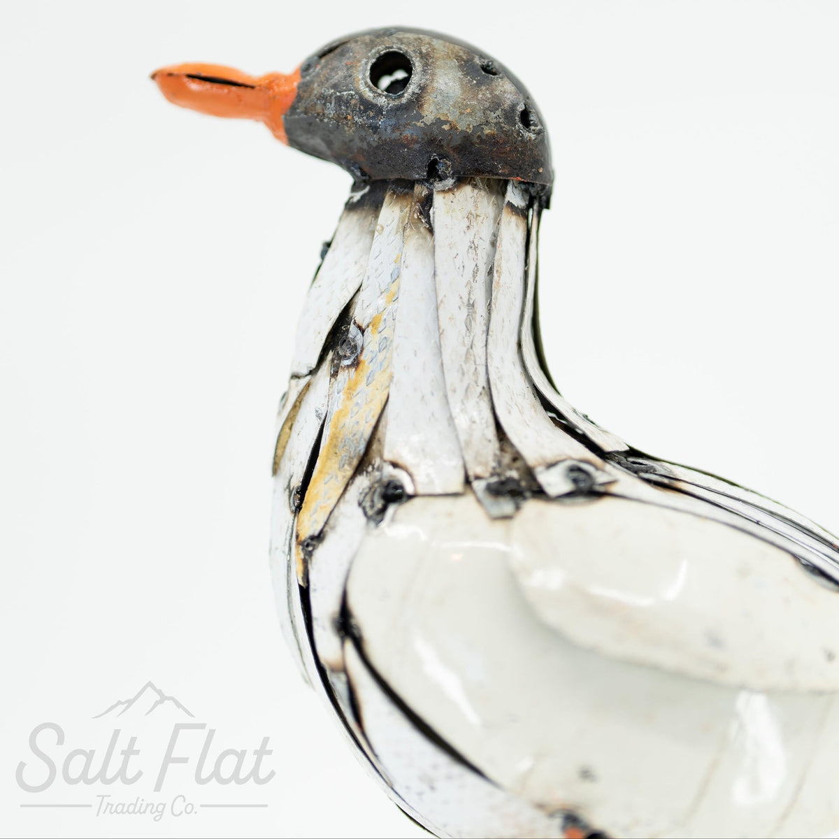 Escultura de patito de metal reciclado