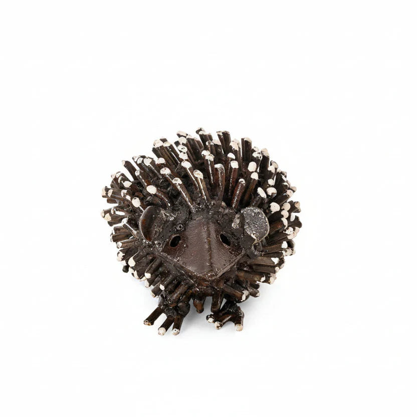 Escultura de erizo de metal reciclado