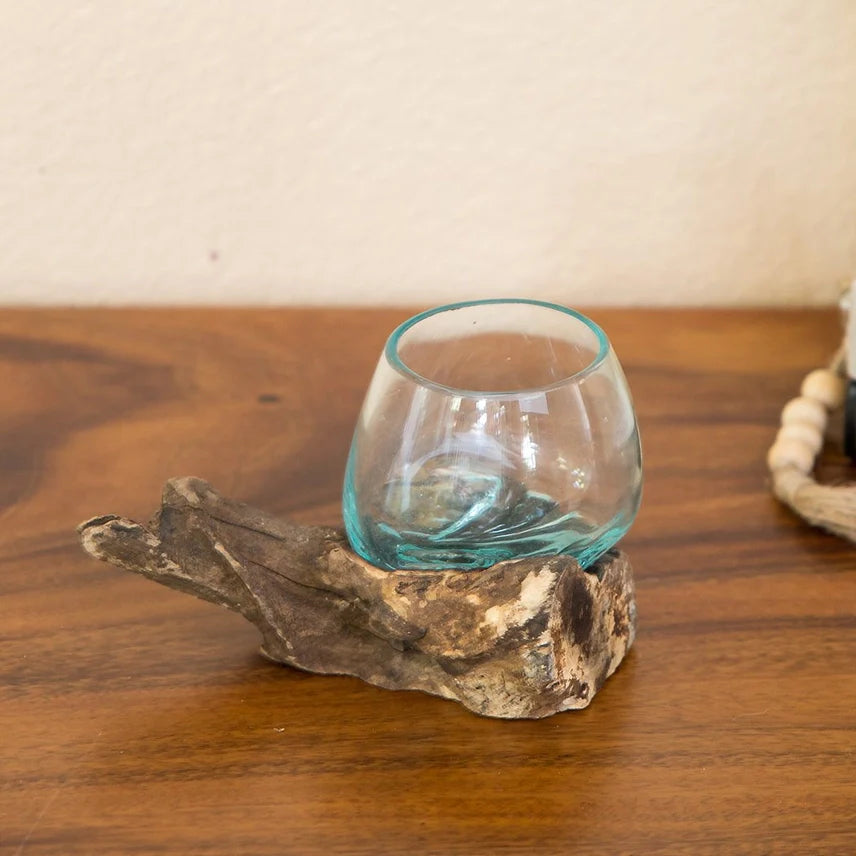 Jarrón de vidrio soplado sobre madera de chinaberry