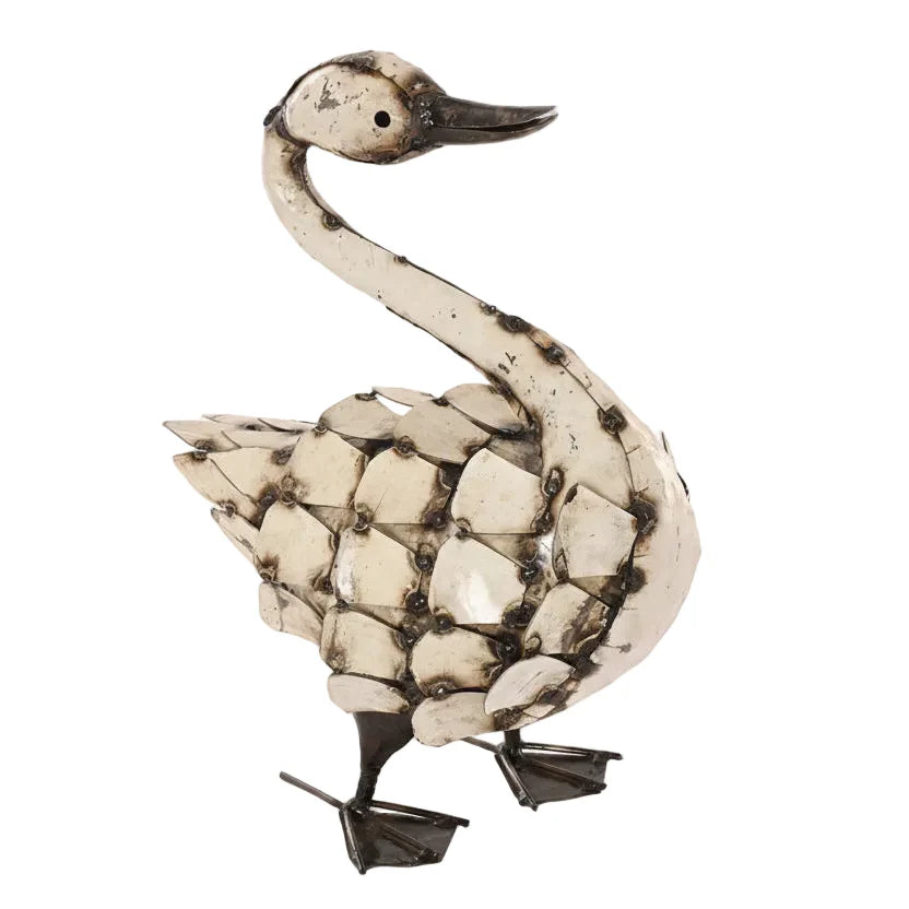 Escultura de metal reciclado de cisne emplumado