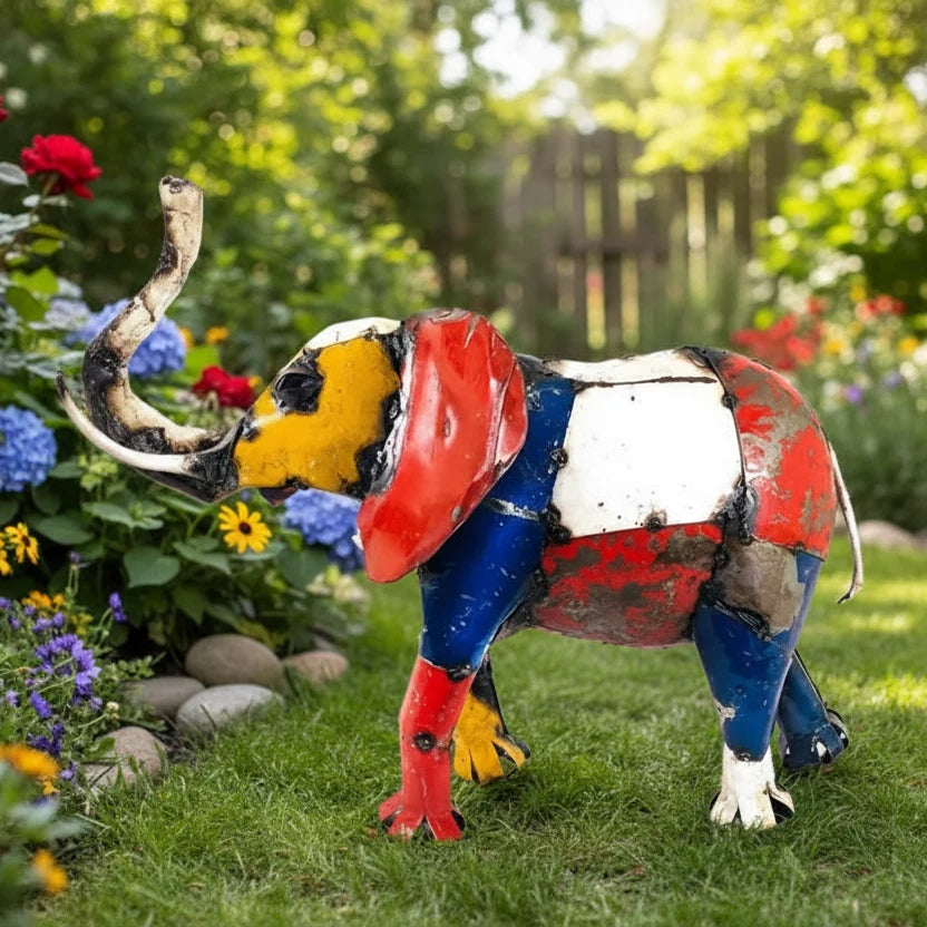 Elefante colorido hecho con un tambor de aceite reciclado